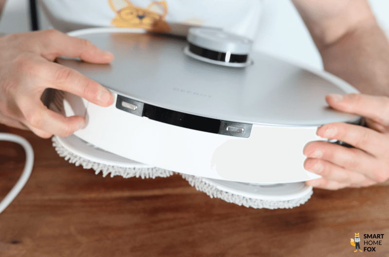 Der ECOVACS DEEBOT T20 OMNI ist von hinten zu sehen.